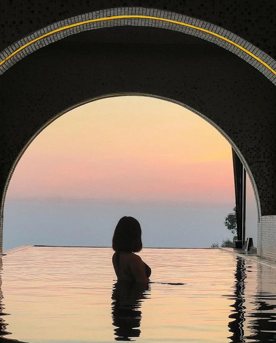 Hoàng hôn ở góc tràn bể bơi – Venus Hotel Tam Đảo
